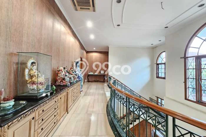 Rumah Mewah LB 850m2 Siap Huni Desain Elegan di Kedoya Baru, Jakarta Barat Rumah Mewah LB 850m2 Siap Huni Desain Elegan di Kedoya Baru, Jakarta Barat