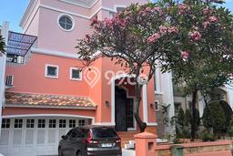 Disewakan! Rumah 4 Kamar Tidur &
4 Kamar Mandi di Pantai Indah Kapuk, Jakarta Utara Disewakan! Rumah 4 Kamar Tidur &
4 Kamar Mandi di Pantai Indah Kapuk, Jakarta Utara