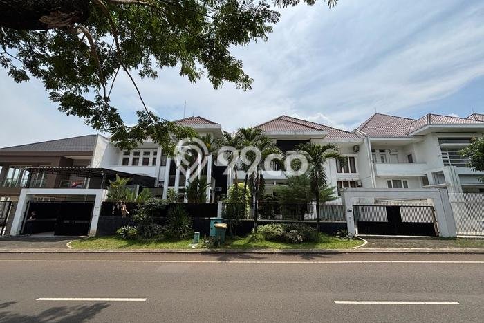 Rumah Mewah LB 800m2 Siap Huni Desain Elegan di Kota Wisata, Bogor Rumah Mewah LB 800m2 Siap Huni Desain Elegan di Kota Wisata, Bogor