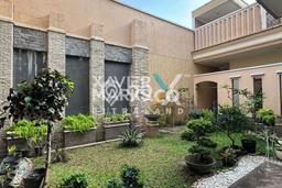 Rumah Elit Modern Tanpa Renovasi di Pakuwon Indah Surabaya Rumah Elit Modern Tanpa Renovasi di Pakuwon Indah Surabaya