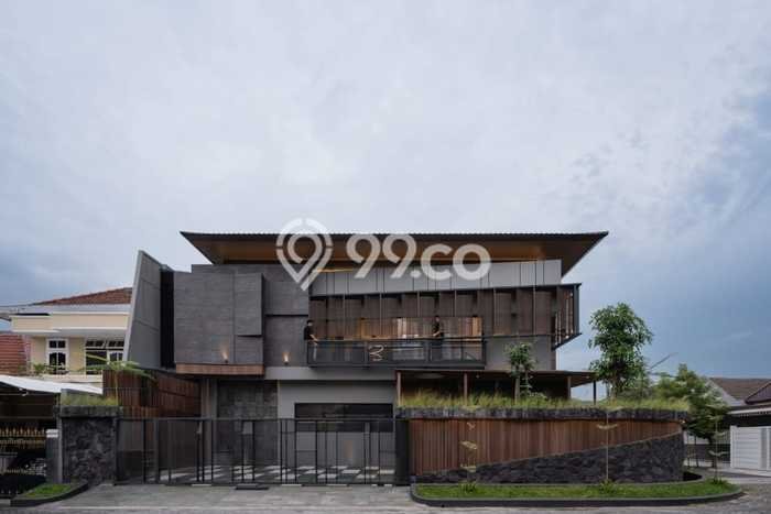Dijual Rumah Luas Elegan Dengan View Cantik di Dharma Husada, Surabaya Dijual Rumah Luas Elegan Dengan View Cantik di Dharma Husada, Surabaya