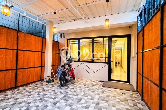 Rumah Kost untuk Dijual di Tanjung Duren Punya 24 Kamar Rumah Kost untuk Dijual di Tanjung Duren Punya 24 Kamar