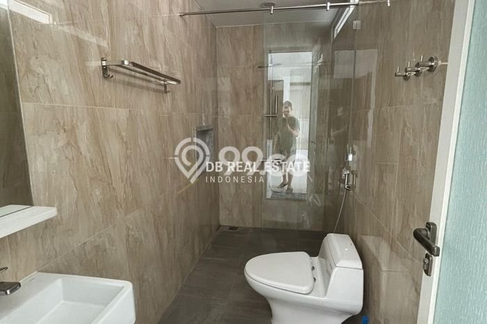 NEW LISTING! Rumah Strategis area Citraland, LT 264m2m² LB 320m2m² NEW LISTING! Rumah Strategis area Citraland, LT 264m2m² LB 320m2m²