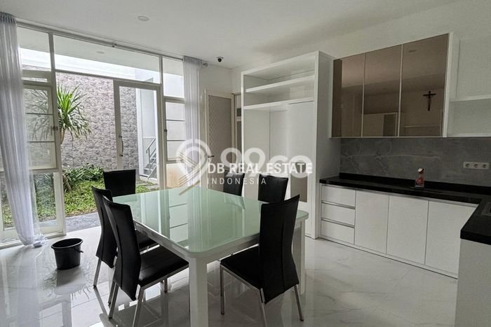 NEW LISTING! Rumah Strategis area Citraland, LT 264m2m² LB 320m2m² NEW LISTING! Rumah Strategis area Citraland, LT 264m2m² LB 320m2m²