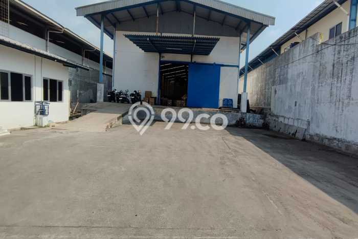 LOKASI STRATEGIS! Gudang di Kamal, Luas 897m², Area Komersial LOKASI STRATEGIS! Gudang di Kamal, Luas 897m², Area Komersial