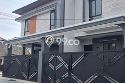 Rumah Mewah LB 220m2 Siap Pakai Desain Elegan di Sutorejo, Surabaya Rumah Mewah LB 220m2 Siap Pakai Desain Elegan di Sutorejo, Surabaya