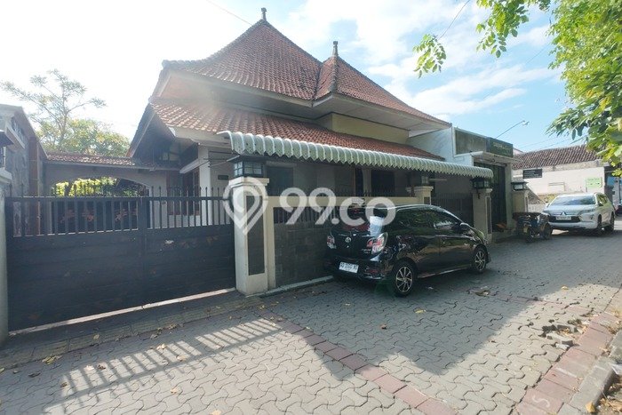 Rumah Lingkungan Asri di Pasar Kliwon, Surakarta, Luas 646m2m² Bangunan 468m2m² Rumah Lingkungan Asri di Pasar Kliwon, Surakarta, Luas 646m2m² Bangunan 468m2m²