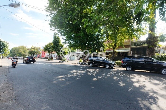 Rumah Lingkungan Asri di Pasar Kliwon, Surakarta, Luas 646m2m² Bangunan 468m2m² Rumah Lingkungan Asri di Pasar Kliwon, Surakarta, Luas 646m2m² Bangunan 468m2m²