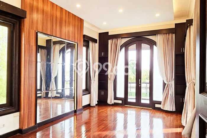 Disewakan Rumah Strategis di Pluit LT 650m2 / LB 800m2 Siap Huni Disewakan Rumah Strategis di Pluit LT 650m2 / LB 800m2 Siap Huni
