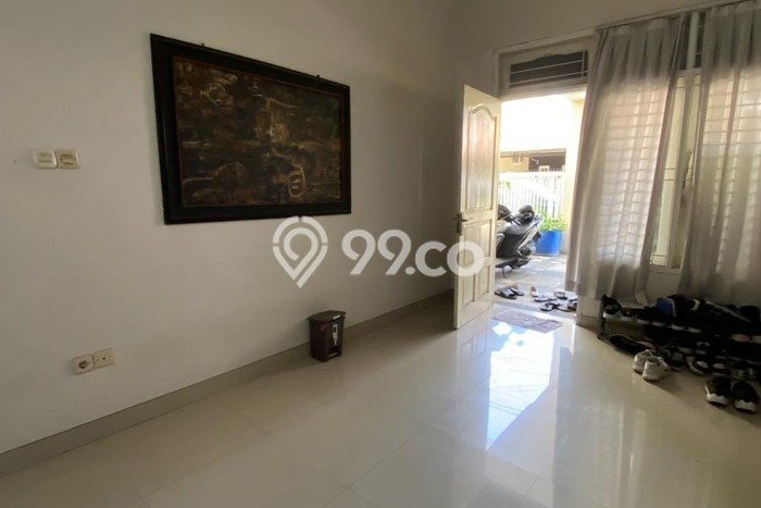 Rumah Luas Asri 4 KT Siap Pakai di Mulyosari Surabaya Rumah Luas Asri 4 KT Siap Pakai di Mulyosari Surabaya