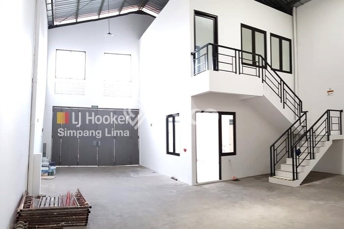 Unit Gudang disewakan di Semarang Tengah Semarang dengan LT 330m2 / LB 300m2 Unit Gudang disewakan di Semarang Tengah Semarang dengan LT 330m2 / LB 300m2