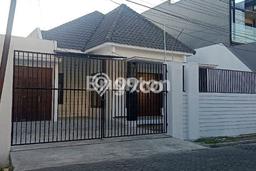 Disewakan segera hunian minimalis lokasi strategis 5 Kamar di Manyar, Surabaya Disewakan segera hunian minimalis lokasi strategis 5 Kamar di Manyar, Surabaya