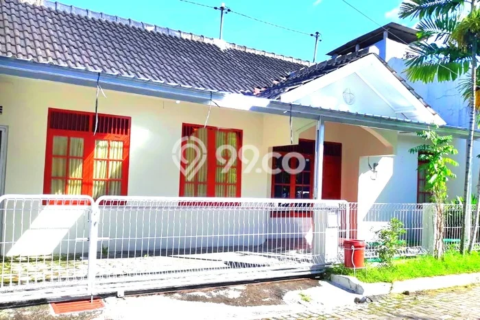PRIME LOCATION! Rumah area Jaten, 2 KM, Lingkungan Tenang, LT 120m² Bangunan 100m² PRIME LOCATION! Rumah area Jaten, 2 KM, Lingkungan Tenang, LT 120m² Bangunan 100m²