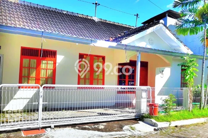 PRIME LOCATION! Rumah area Jaten, 2 KM, Lingkungan Tenang, LT 120m² Bangunan 100m² PRIME LOCATION! Rumah area Jaten, 2 KM, Lingkungan Tenang, LT 120m² Bangunan 100m²