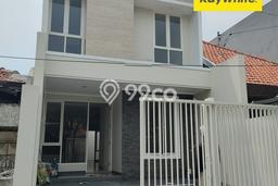 Rumah Mewah LB 215m2 Siap Pakai Desain Elegan di Manyar, Surabaya Rumah Mewah LB 215m2 Siap Pakai Desain Elegan di Manyar, Surabaya