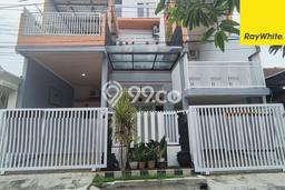 Rumah Mewah LB 158m2 Siap Pakai Desain Elegan di Sutorejo, Surabaya Rumah Mewah LB 158m2 Siap Pakai Desain Elegan di Sutorejo, Surabaya