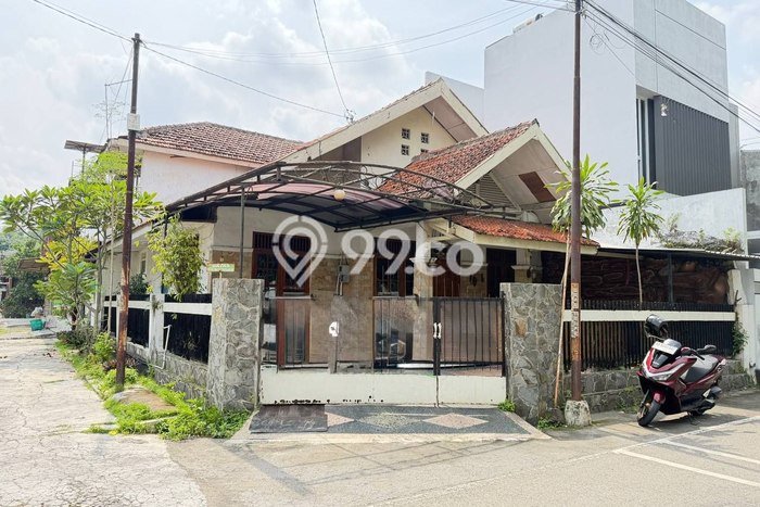 Rumah Strategis Modern Lb 215m2 di Banjarsari, Surakarta Rumah Strategis Modern Lb 215m2 di Banjarsari, Surakarta