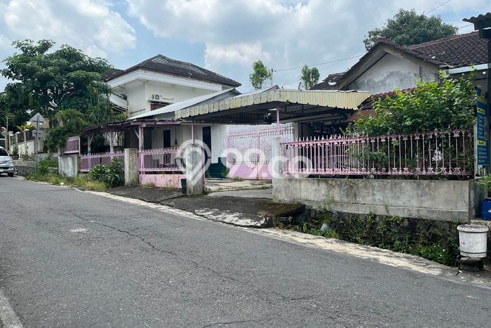 JUAL CEPAT! Rumah Siap Huni Area Strategis Jebres, Luas 586m2m² Bangunan 300m2m² JUAL CEPAT! Rumah Siap Huni Area Strategis Jebres, Luas 586m2m² Bangunan 300m2m²