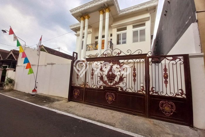 Rumah Terawat di Banjarsari, Surakarta, Luas Tanah 219m², Luas Bangunan 300m² Rumah Terawat di Banjarsari, Surakarta, Luas Tanah 219m², Luas Bangunan 300m²