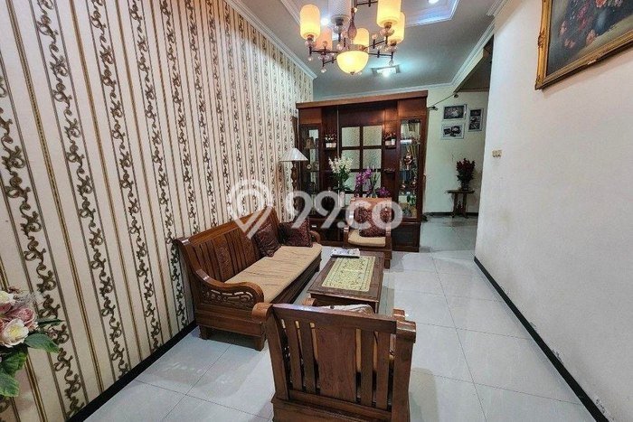 Rumah Menguntungkan di Laweyan, Dekat Kawasan Bisnis, Surakarta - 5 Kamar Tidur Rumah Menguntungkan di Laweyan, Dekat Kawasan Bisnis, Surakarta - 5 Kamar Tidur