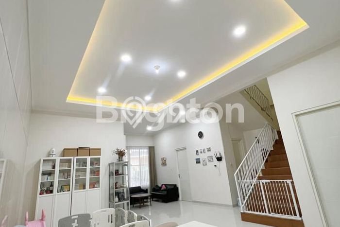Rumah Elit LB 256m2 Siap Pakai Desain Elegan di Sutorejo, Surabaya Rumah Elit LB 256m2 Siap Pakai Desain Elegan di Sutorejo, Surabaya