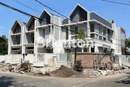 Hunian Cantik Minimalis Lb 135m2 di Tenggilis Mejoyo, Surabaya Hunian Cantik Minimalis Lb 135m2 di Tenggilis Mejoyo, Surabaya