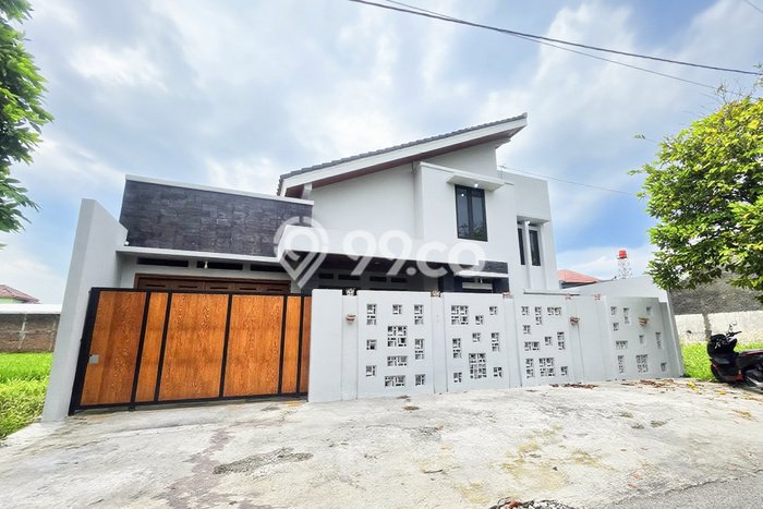 Rumah Strategis Modern Lb 200m2 di Banjarsari, Surakarta Rumah Strategis Modern Lb 200m2 di Banjarsari, Surakarta