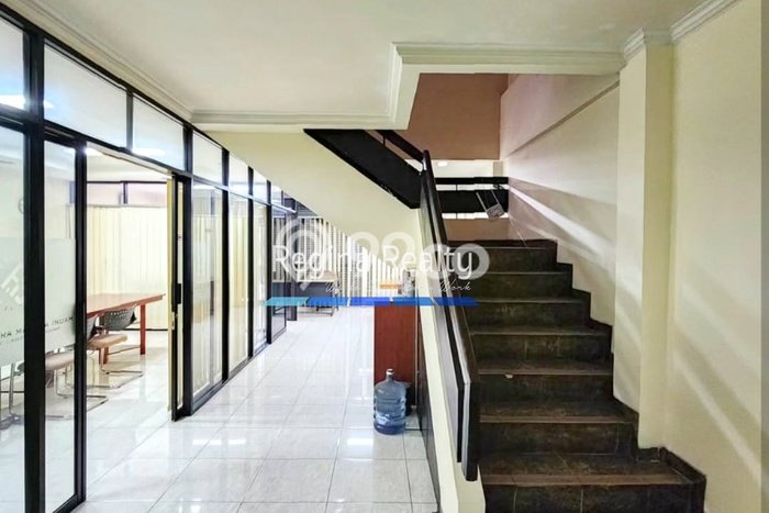 Unit Ruko Dijual di Jakarta Selatan LT 108m2 & LB 210m2 Unit Ruko Dijual di Jakarta Selatan LT 108m2 & LB 210m2