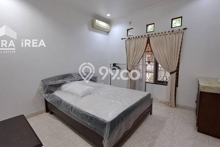Lokasi strategis! Rumah siap pakai disewakan di Depok LB 200m2 Lokasi strategis! Rumah siap pakai disewakan di Depok LB 200m2
