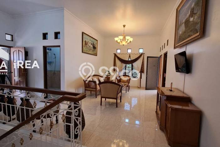 Lokasi strategis! Rumah siap pakai disewakan di Depok LB 200m2 Lokasi strategis! Rumah siap pakai disewakan di Depok LB 200m2