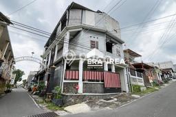 Rumah Kost untuk Dijual di Jebres dengan 24 KT, 18 KM, Luas 350m2 Rumah Kost untuk Dijual di Jebres dengan 24 KT, 18 KM, Luas 350m2