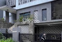 Rumah Premium LT 240m2m² / LB 700m2m² di Kawasan Asri , Surabaya Rumah Premium LT 240m2m² / LB 700m2m² di Kawasan Asri , Surabaya