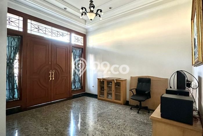 Rumah Mewah LB 1100m2 Siap Huni Desain Elegan di Intercon, Jakarta Barat Rumah Mewah LB 1100m2 Siap Huni Desain Elegan di Intercon, Jakarta Barat