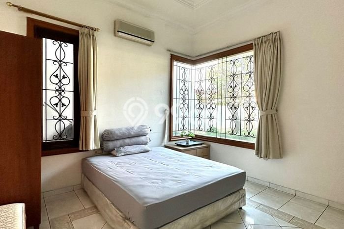 Rumah Mewah LB 1100m2 Siap Huni Desain Elegan di Intercon, Jakarta Barat Rumah Mewah LB 1100m2 Siap Huni Desain Elegan di Intercon, Jakarta Barat
