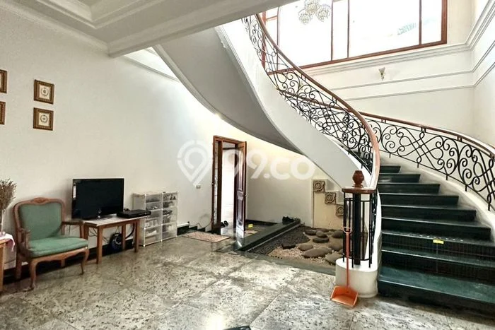 Rumah Mewah LB 1100m2 Siap Huni Desain Elegan di Intercon, Jakarta Barat Rumah Mewah LB 1100m2 Siap Huni Desain Elegan di Intercon, Jakarta Barat