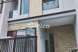 Jual Rumah Bagus Siap Huni LB 135m2 di Dukuh Pakis, Surabaya Jual Rumah Bagus Siap Huni LB 135m2 di Dukuh Pakis, Surabaya
