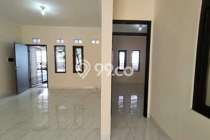 Disewakan! Rumah 5 Kamar Tidur &
2 Kamar Mandi di BKR, Bandung Disewakan! Rumah 5 Kamar Tidur &
2 Kamar Mandi di BKR, Bandung