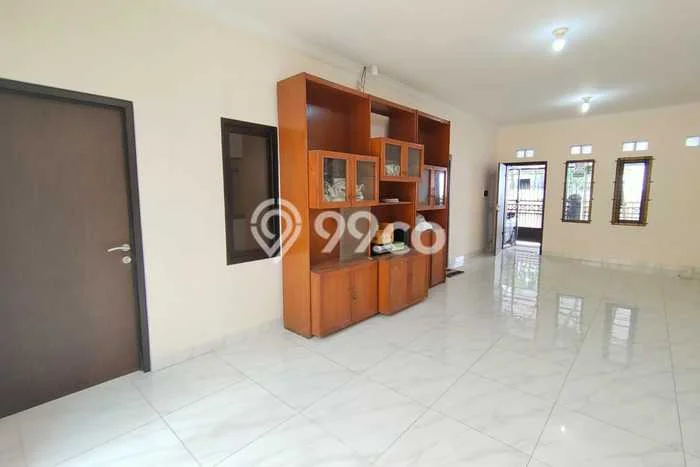 Disewakan! Rumah 5 Kamar Tidur &
2 Kamar Mandi di BKR, Bandung Disewakan! Rumah 5 Kamar Tidur &
2 Kamar Mandi di BKR, Bandung