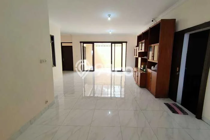 Disewakan! Rumah 5 Kamar Tidur &
2 Kamar Mandi di BKR, Bandung Disewakan! Rumah 5 Kamar Tidur &
2 Kamar Mandi di BKR, Bandung
