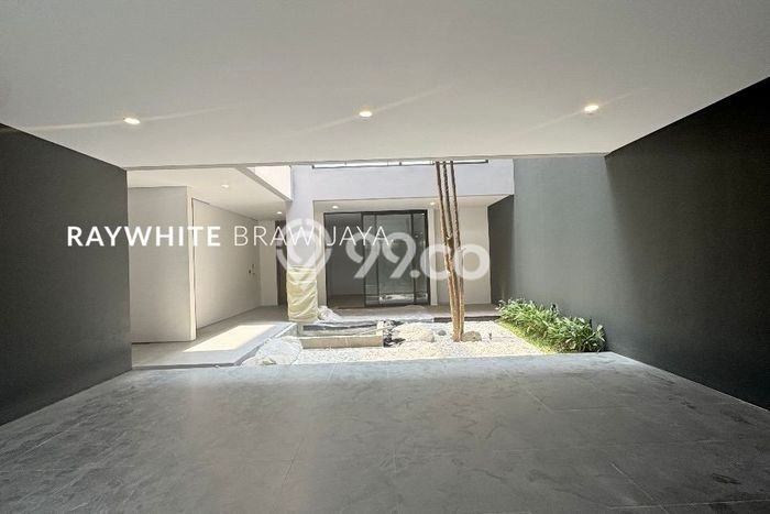 Ready to Use! Premium House LT 207m2 Desain Elegan di Kemang Ready to Use! Premium House LT 207m2 Desain Elegan di Kemang