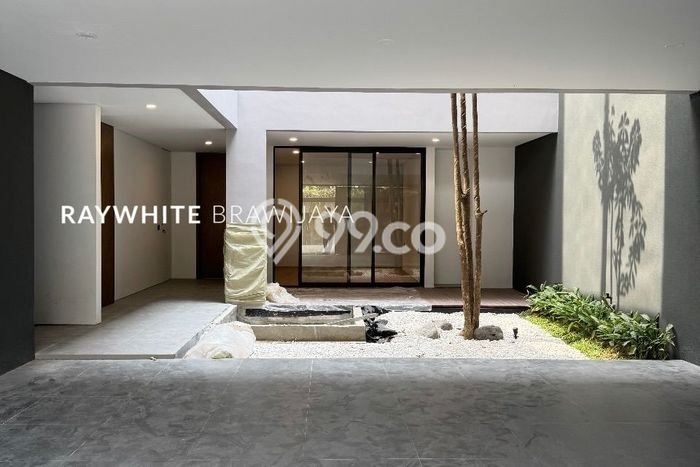 Ready to Use! Premium House LT 207m2 Desain Elegan di Kemang Ready to Use! Premium House LT 207m2 Desain Elegan di Kemang