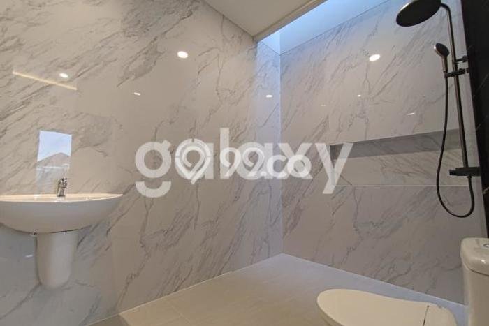INVESTASI CERDAS! Rumah Exclusive , Surabaya, LT 300m2m² LB 475m2m² INVESTASI CERDAS! Rumah Exclusive , Surabaya, LT 300m2m² LB 475m2m²