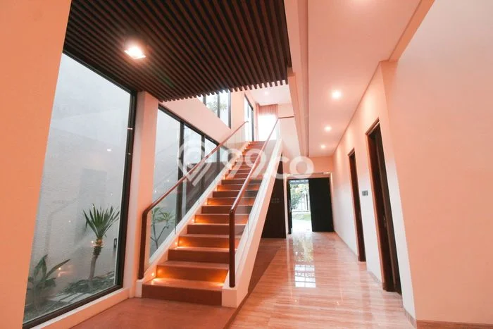 Rumah Mewah LB 240m2 Siap Pakai Desain Elegan di Maguwoharjo, Yogyakarta Rumah Mewah LB 240m2 Siap Pakai Desain Elegan di Maguwoharjo, Yogyakarta