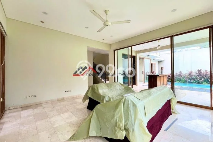 Hunian Ideal dengan LT 460m2 & LB 500m2 Disewakan di Pejaten Hunian Ideal dengan LT 460m2 & LB 500m2 Disewakan di Pejaten