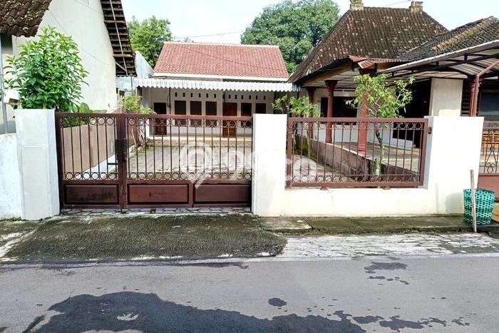 Lokasi strategis! Rumah siap pakai dikontrakkan di Colomadu LB 100m2 Lokasi strategis! Rumah siap pakai dikontrakkan di Colomadu LB 100m2