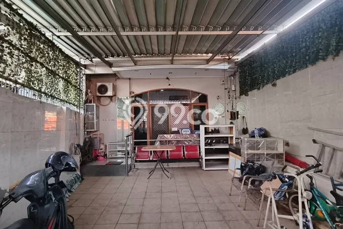 Lokasi strategis! Rumah siap pakai dikontrakkan di Tambora LB 402m2 Lokasi strategis! Rumah siap pakai dikontrakkan di Tambora LB 402m2