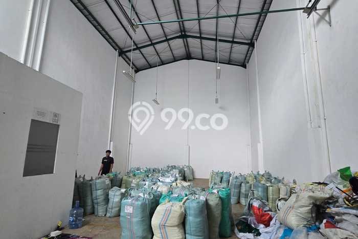 Gudang Disewa di Jakarta Barat dengan LB 180m2 Area Komersial Ramai Gudang Disewa di Jakarta Barat dengan LB 180m2 Area Komersial Ramai