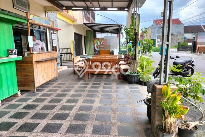 LOKASI PREMIUM! Ruko di Kartosuro, Luas 200m², Jalan Utama, Kawasan Bisnis LOKASI PREMIUM! Ruko di Kartosuro, Luas 200m², Jalan Utama, Kawasan Bisnis