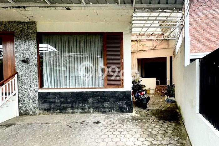 Rumah Elit Modern Tanpa Renovasi di Gunung Batu Bandung Rumah Elit Modern Tanpa Renovasi di Gunung Batu Bandung