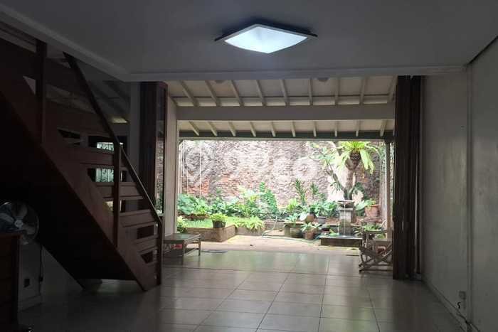 Rumah Elit Modern Tanpa Renovasi di Puri Indah Jakarta Barat Rumah Elit Modern Tanpa Renovasi di Puri Indah Jakarta Barat
